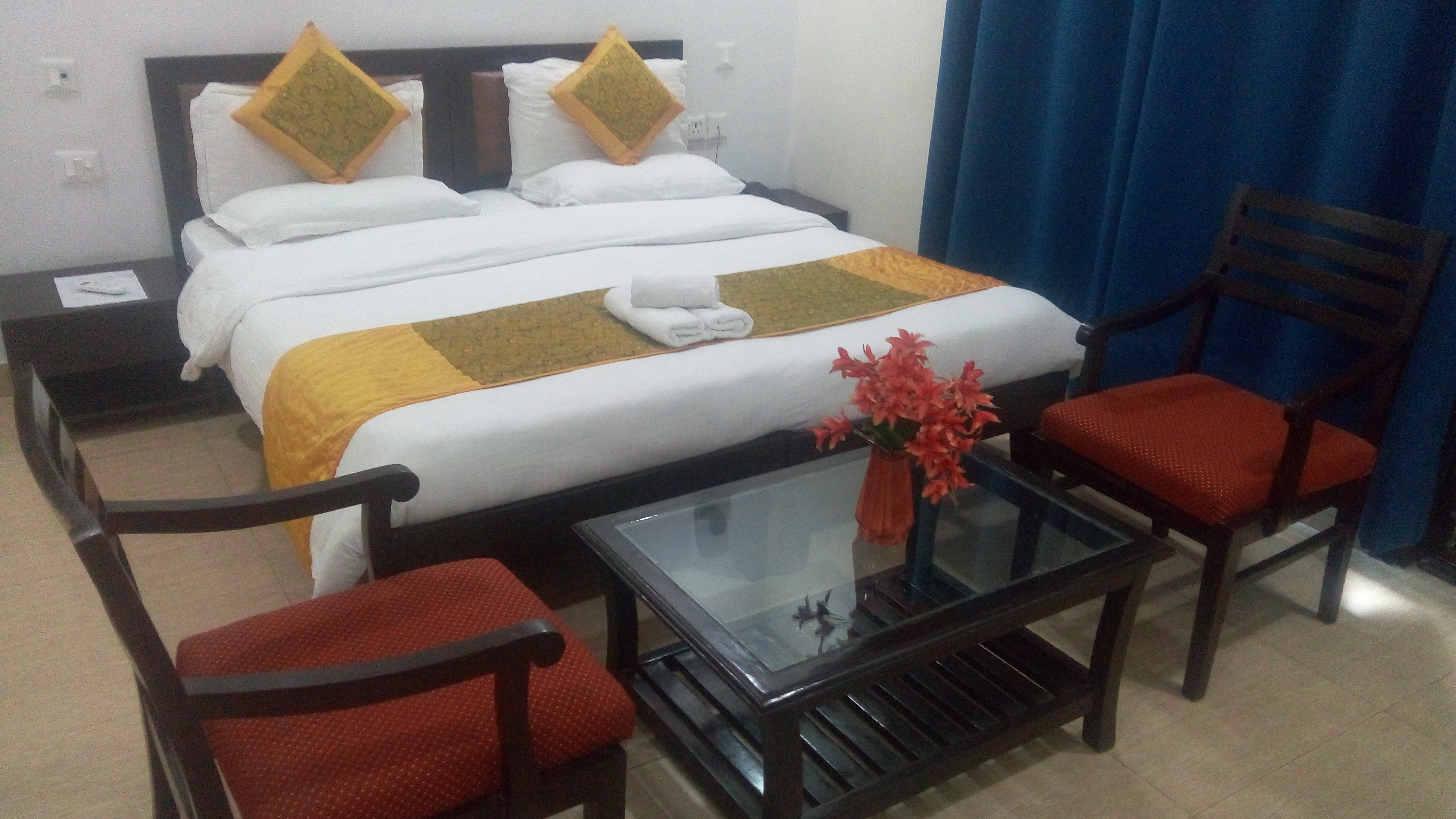 Golden Palm Suites | Rooms & Wi-Fi - Tap to explore photos
