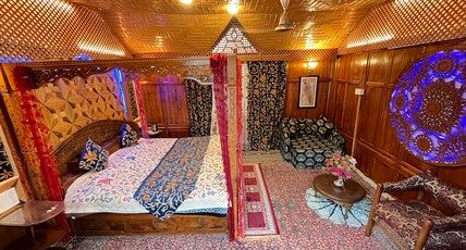 Young Shahzada Group Of Houseboats Room Type - SUPERIOR DELUXE