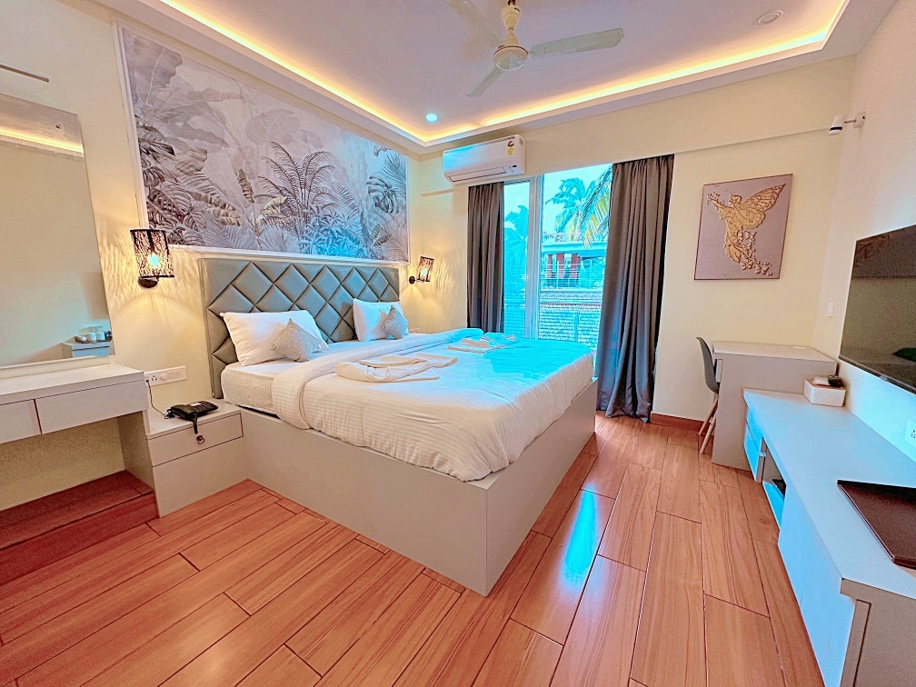La Baga Beach Hotel - Tap to explore photos