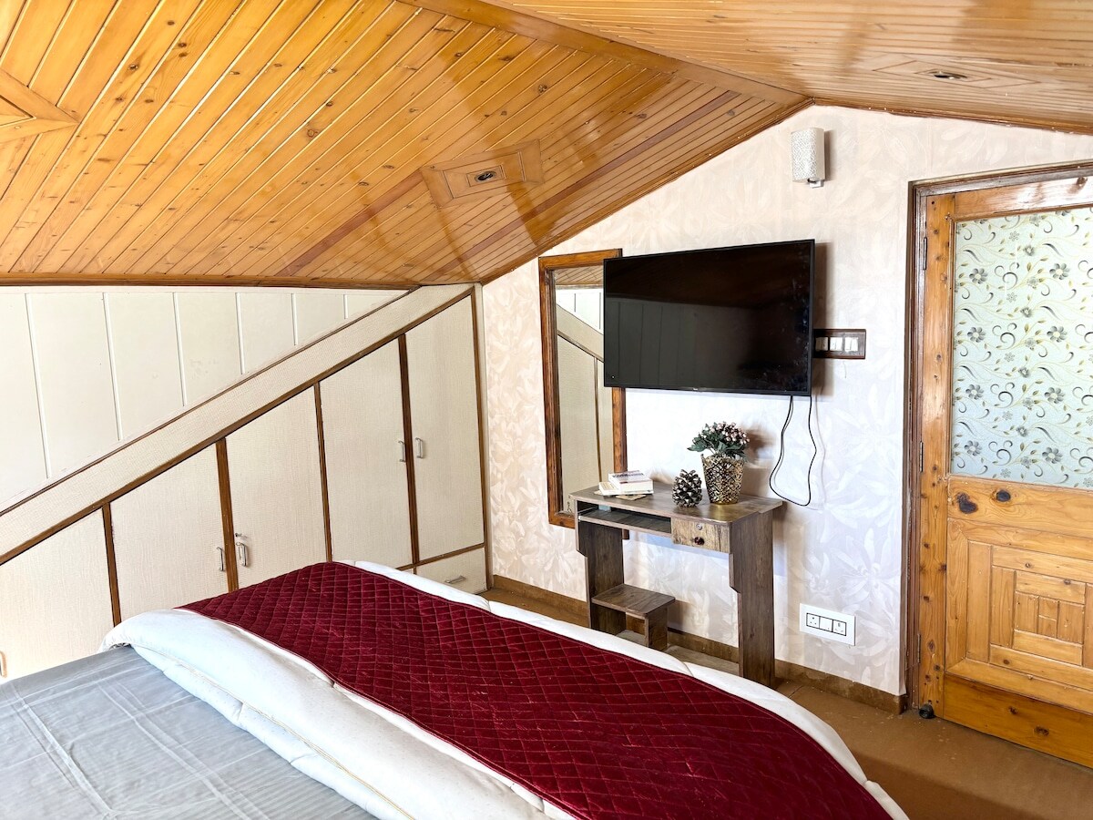 Jakhoo Tiny House - Tap to explore photos