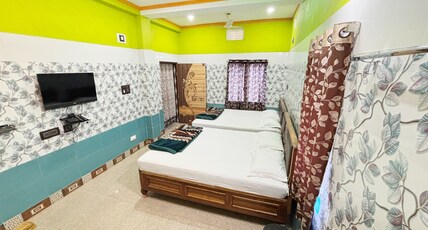 HOLIDAY INN GUEST HOUSE Room Type - Deluxe 4 Bedded Room ( Family Room)