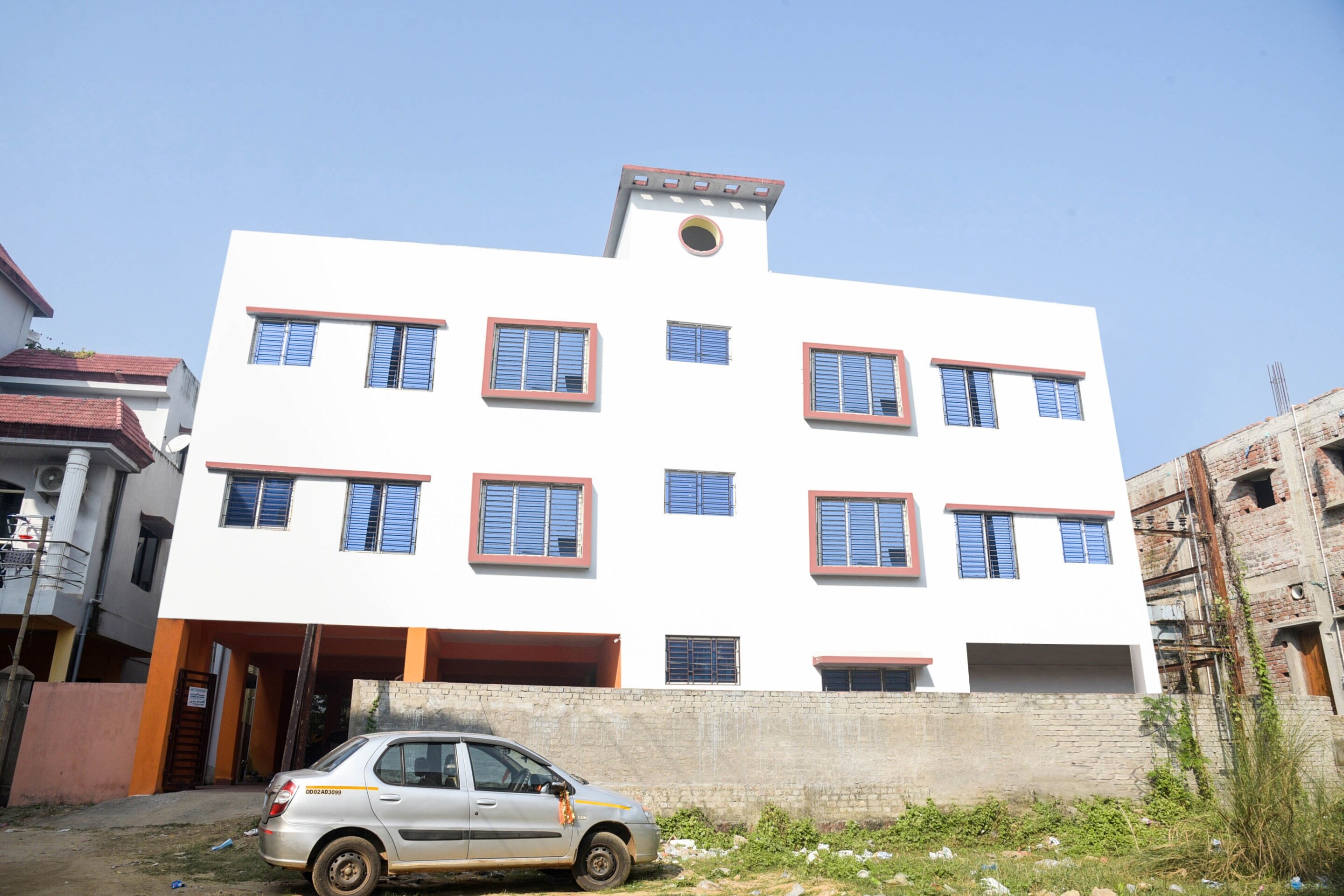 Hotel O Raj Premium - Tap to explore photos