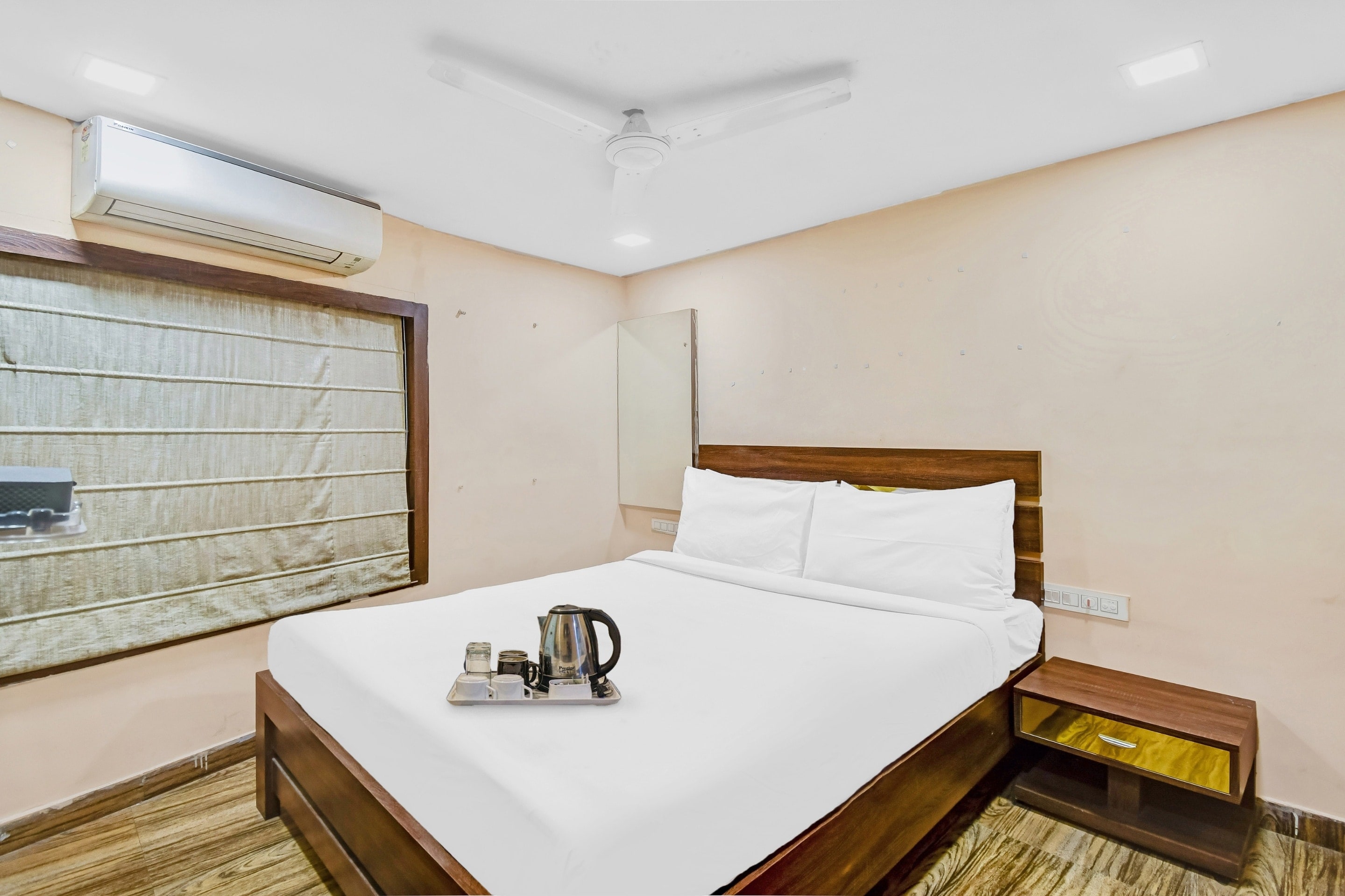 Townhouse Ratna Palace - Tap to explore photos