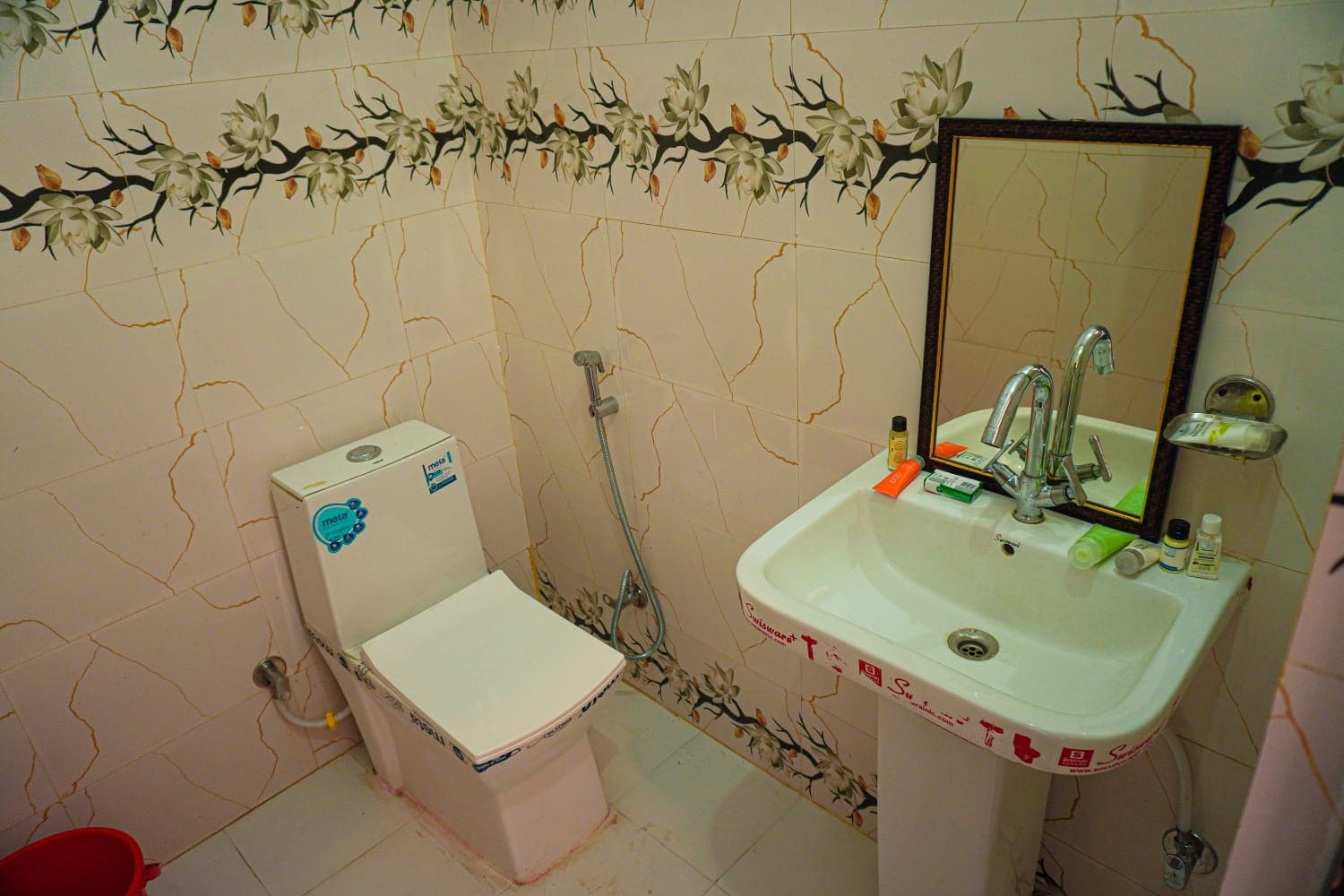 Radhe home stay - Tap to explore photos