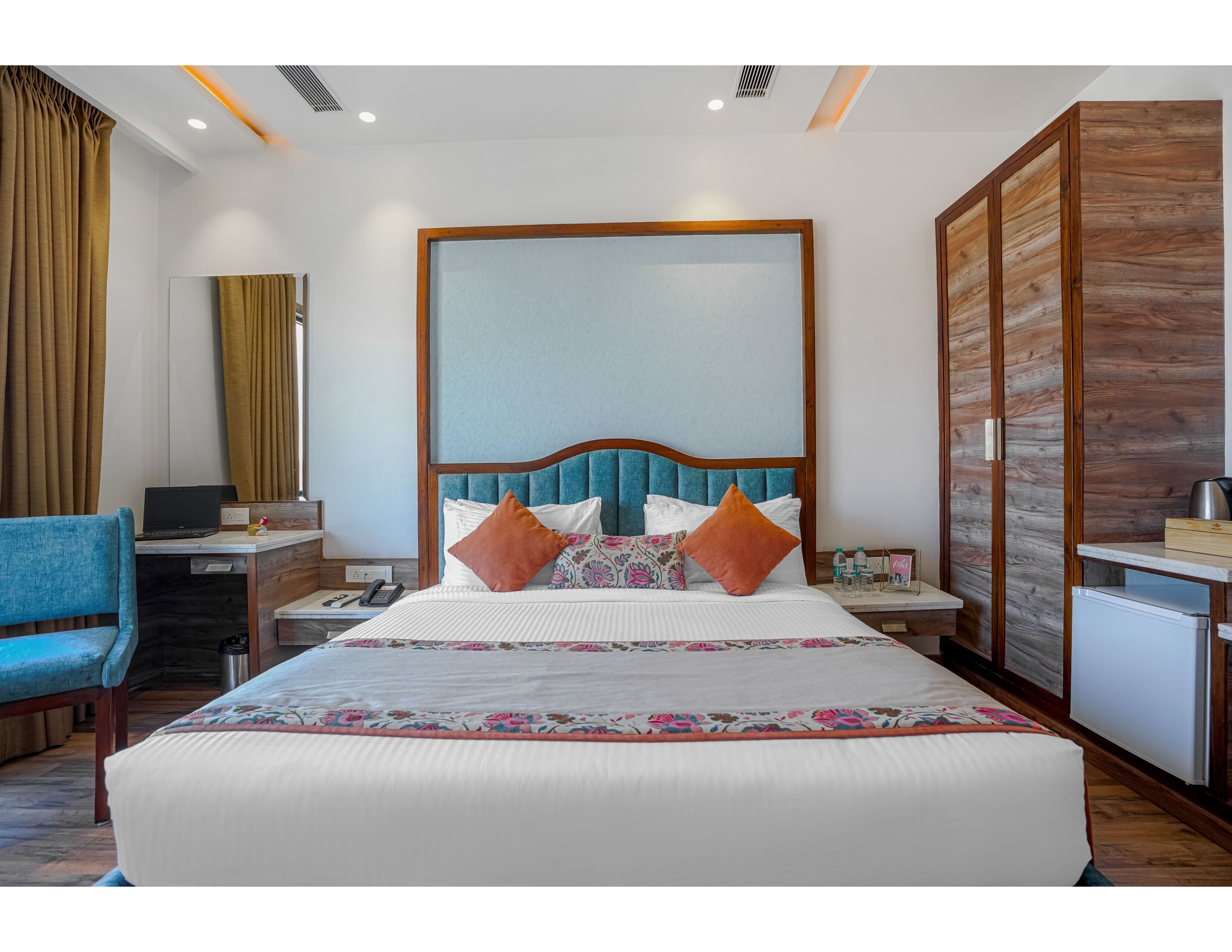 Hotel AK Continental | 900m from Golden Temple - Tap to explore photos
