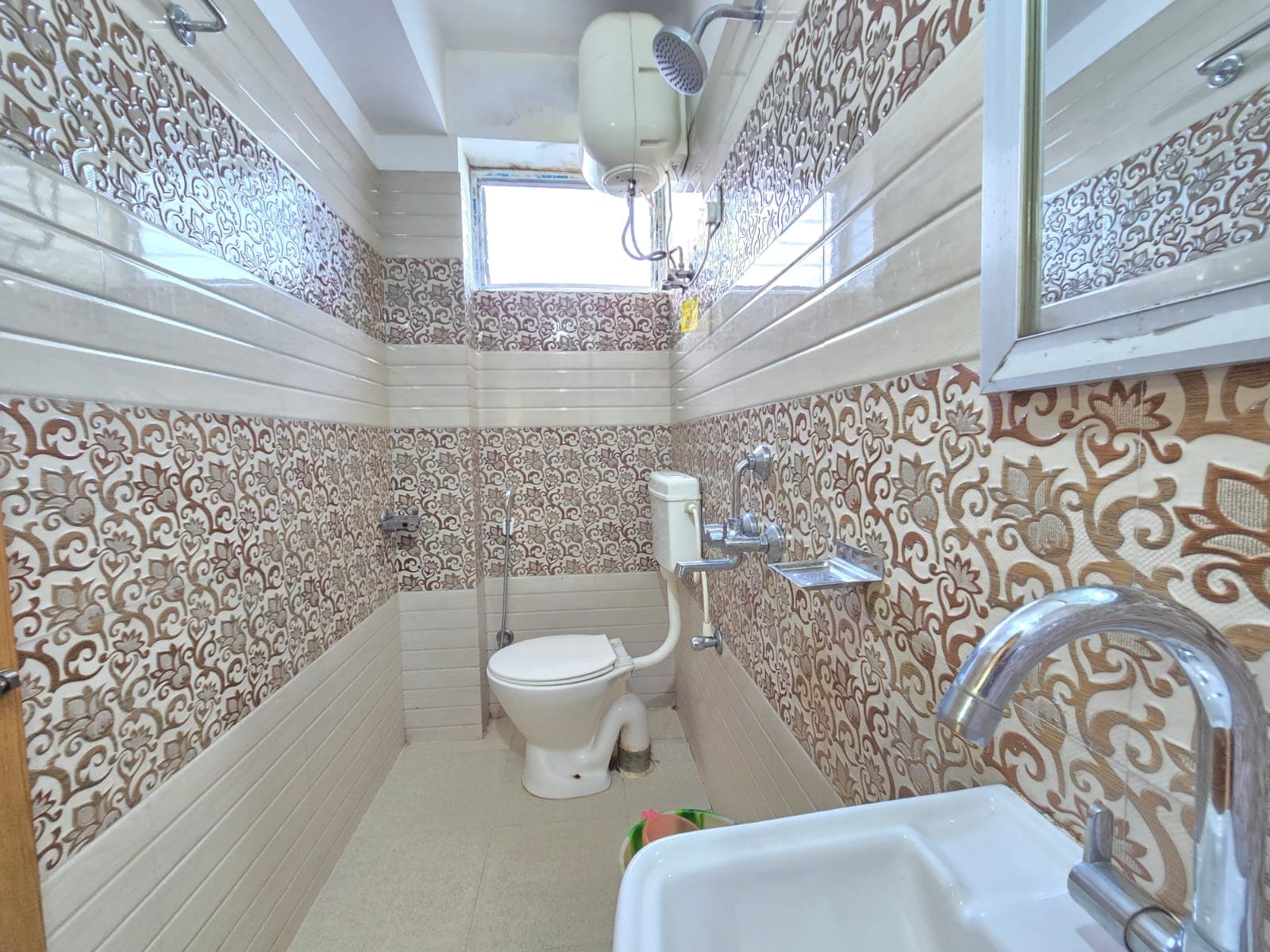 Hotel Queenz - Tap to explore photos