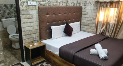 Jindal B&B 2 min walk to Golden Temple Room Type - Deluxe Room