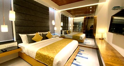 Hotel Mirage Mohali Room Type - Mirage Suite with Bathtub and Living Area