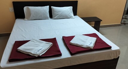 kamaths holiday inn Room Type - Double Deluxe Non Ac