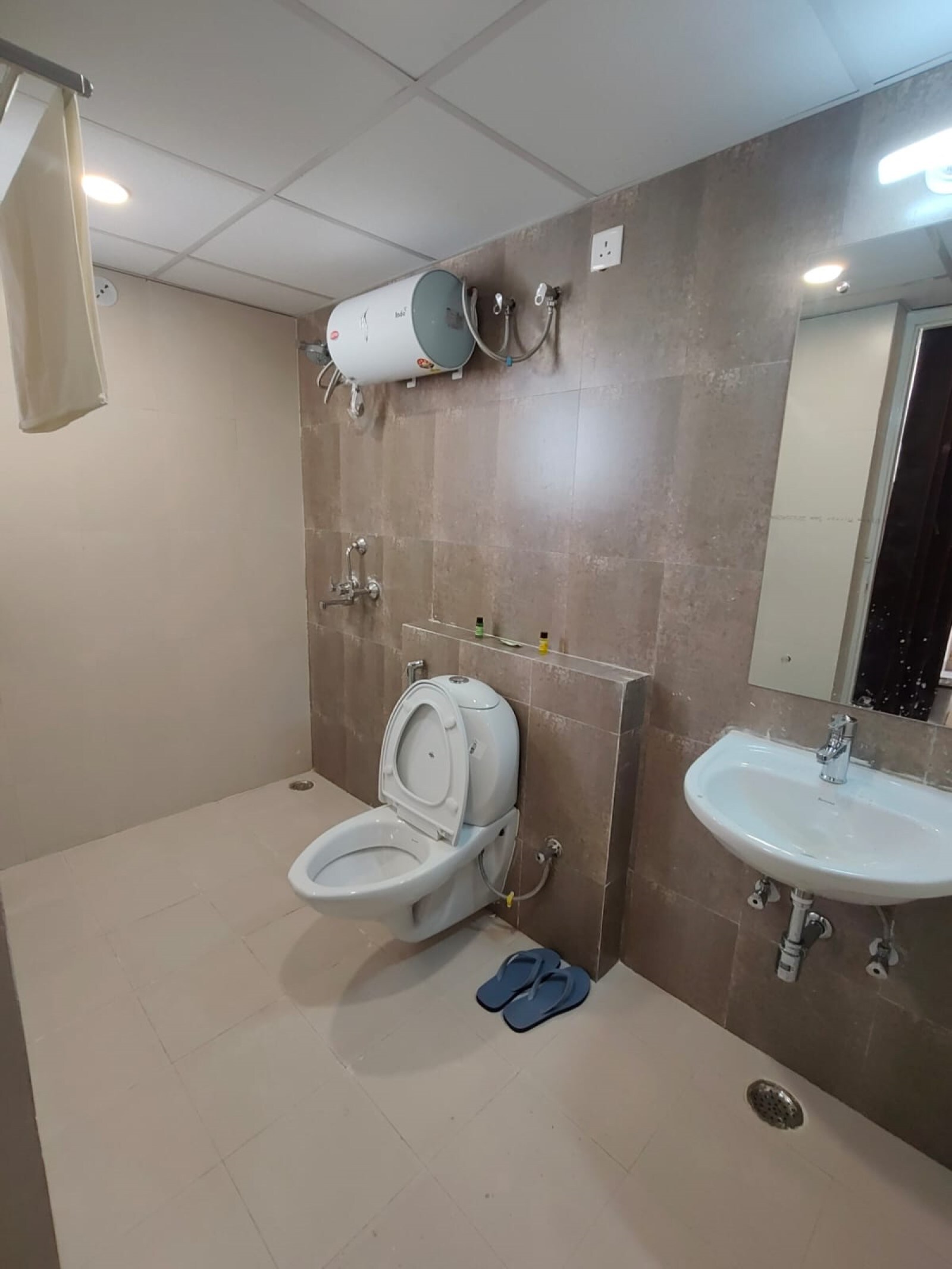 Modern Studio near Jaipur Junction and Sindhi Camp | By OMI Stay - Tap to explore photos