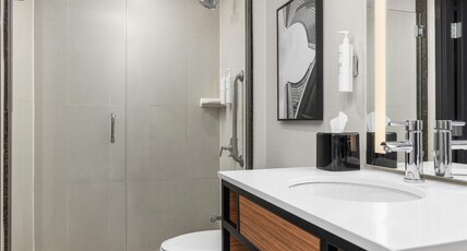 Hilton Garden Inn Toronto Airport Room Type - 1 KING BED JR SUITE
