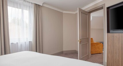 DoubleTree by Hilton Hotel Southampton Room Type - KING ONE BEDROOM SUITE DoubleTree by Hilton Hotel Southampton Room Type - KING ONE BEDROOM SUITE