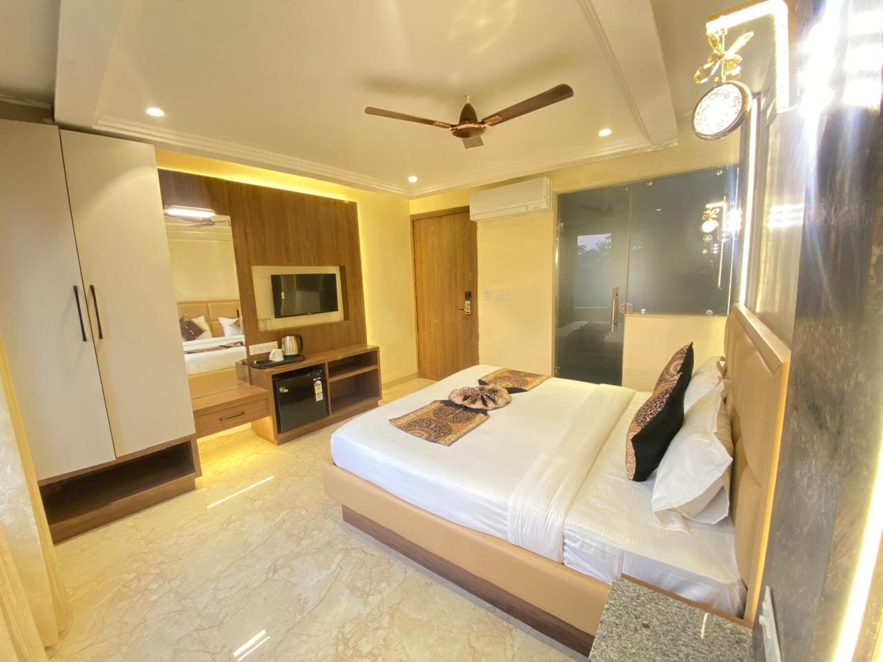Hotel GC Grand Inn | 200 m from Golden Temple - Tap to explore photos