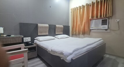 Hotel Sharda, Marine Lines Room Type - Luxuries Room