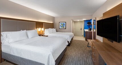 Holiday Inn Express State College at Williamsburg Square Room Type - 2 Queen Beds Standard Mobil Access Tub