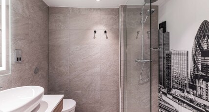 Radisson RED Hotel London Heathrow Room Type - Executive Room-Lounge Access