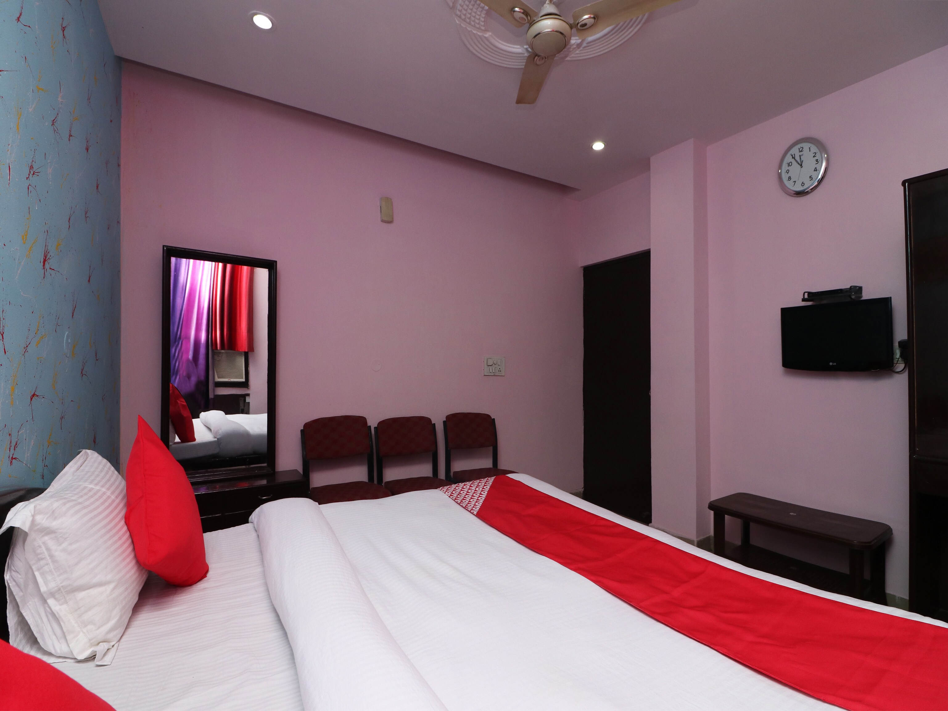 Hotel Parikshit Palace Near Delhi IGI Airport - Tap to explore photos