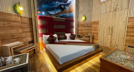 Hotel Hayward Plaza Room Type - Luxury Room - AC