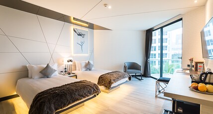Mera Mare Room Type - Deluxe Sea View Room (Twin Bed)