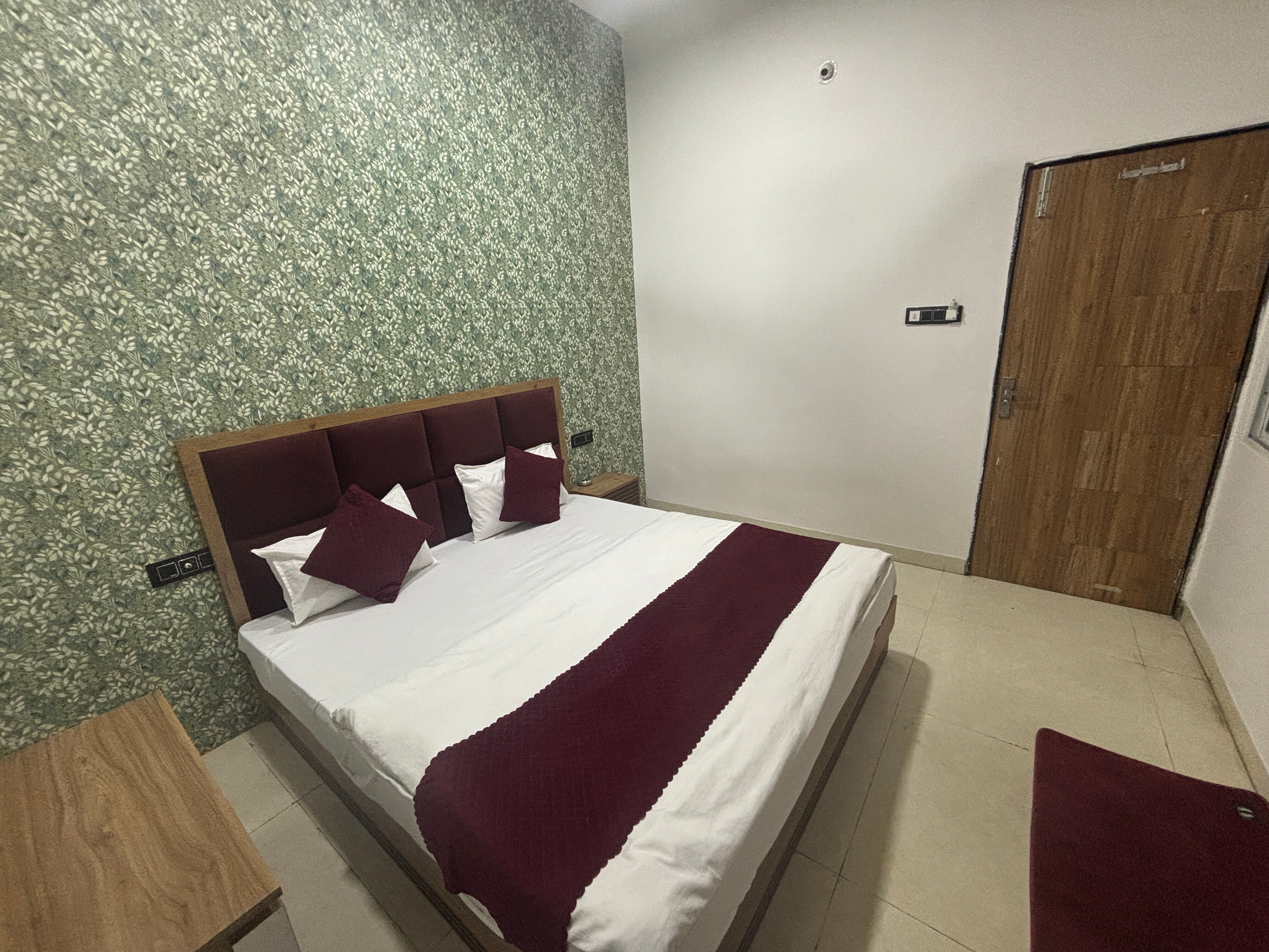 Hotel Dev Shree Palace ( Mahamrityunjay Dwar ) - Tap to explore photos