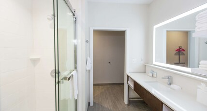 Hampton Inn by Hilton Mustang Room Type - 1 KNG HEARING ACC NOSMOK