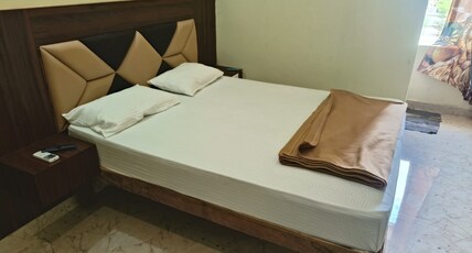 Vairavel Grand Room Type - Double Bed Room AC