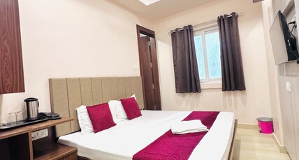 Vimoksha Residence I 9 min walk to Kashi Vishwanath Temple Room Type - Deluxe AC Luxury Double Bedroom