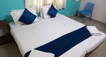 Manyu Comforts Room Type - Deluxe Double Room