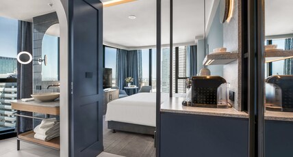 voco Melbourne Central, an IHG Hotel Room Type - 1 King Bed Premium City View High Floor