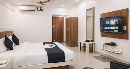 Stay Prime Balewadi Room Type - Deluxe Queen Bed with City View