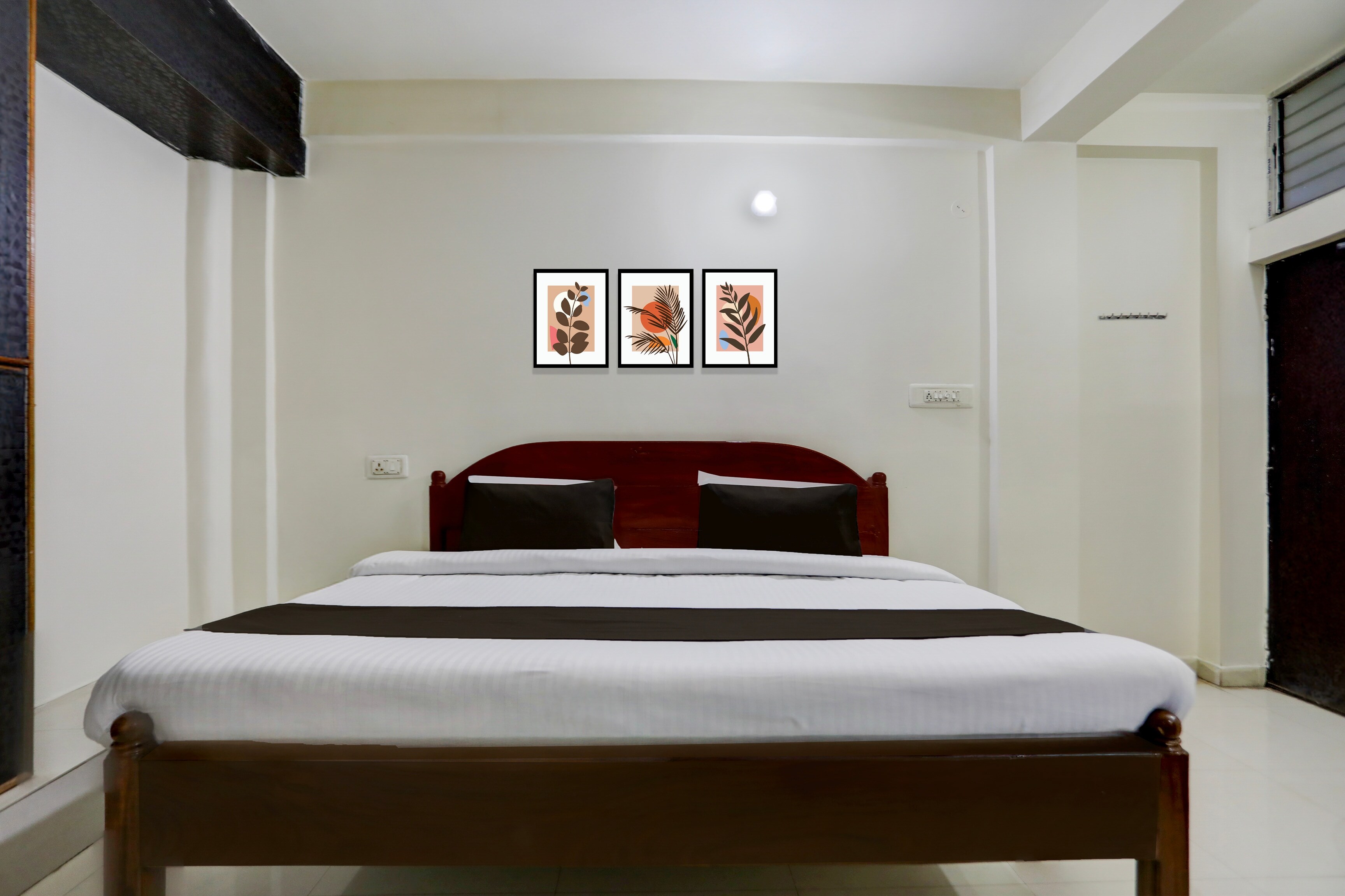 Hotel O Hanuman Nagar Kankarbagh Formerly Home Town - Tap to explore photos