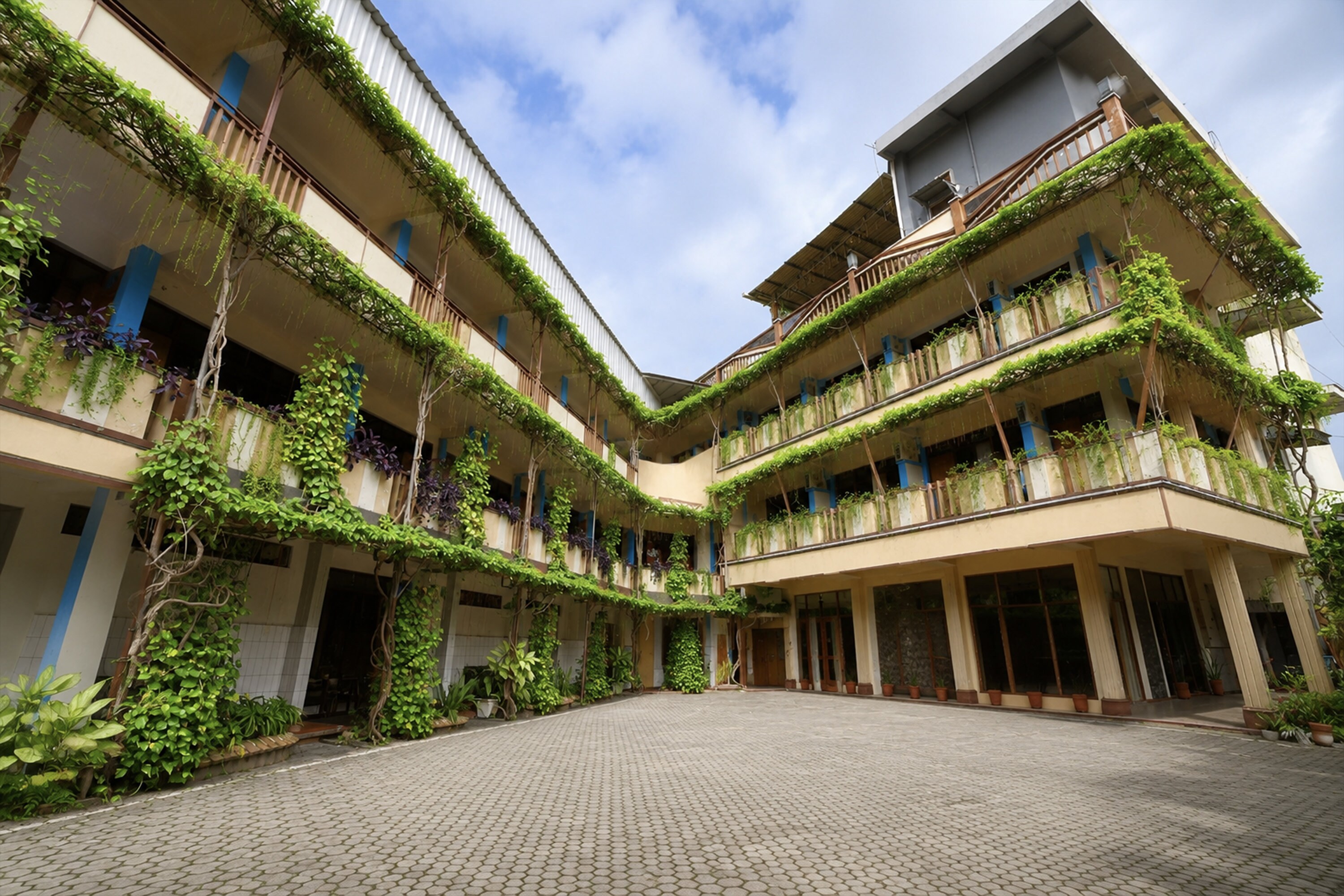 Townhouse Oak Hotel Lestari - Tap to explore photos