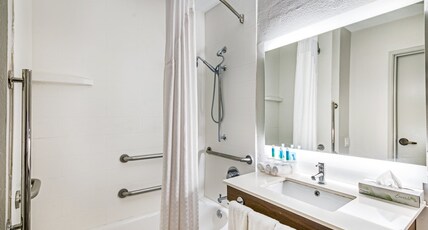 Holiday Inn Express & Suites COLUMBUS Room Type - 1 King Bed Suite Comm Accessible Tub