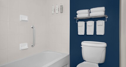 Spark by Hilton San Antonio Airport Room Type - 1 KING BED MOB ACCESS TUB