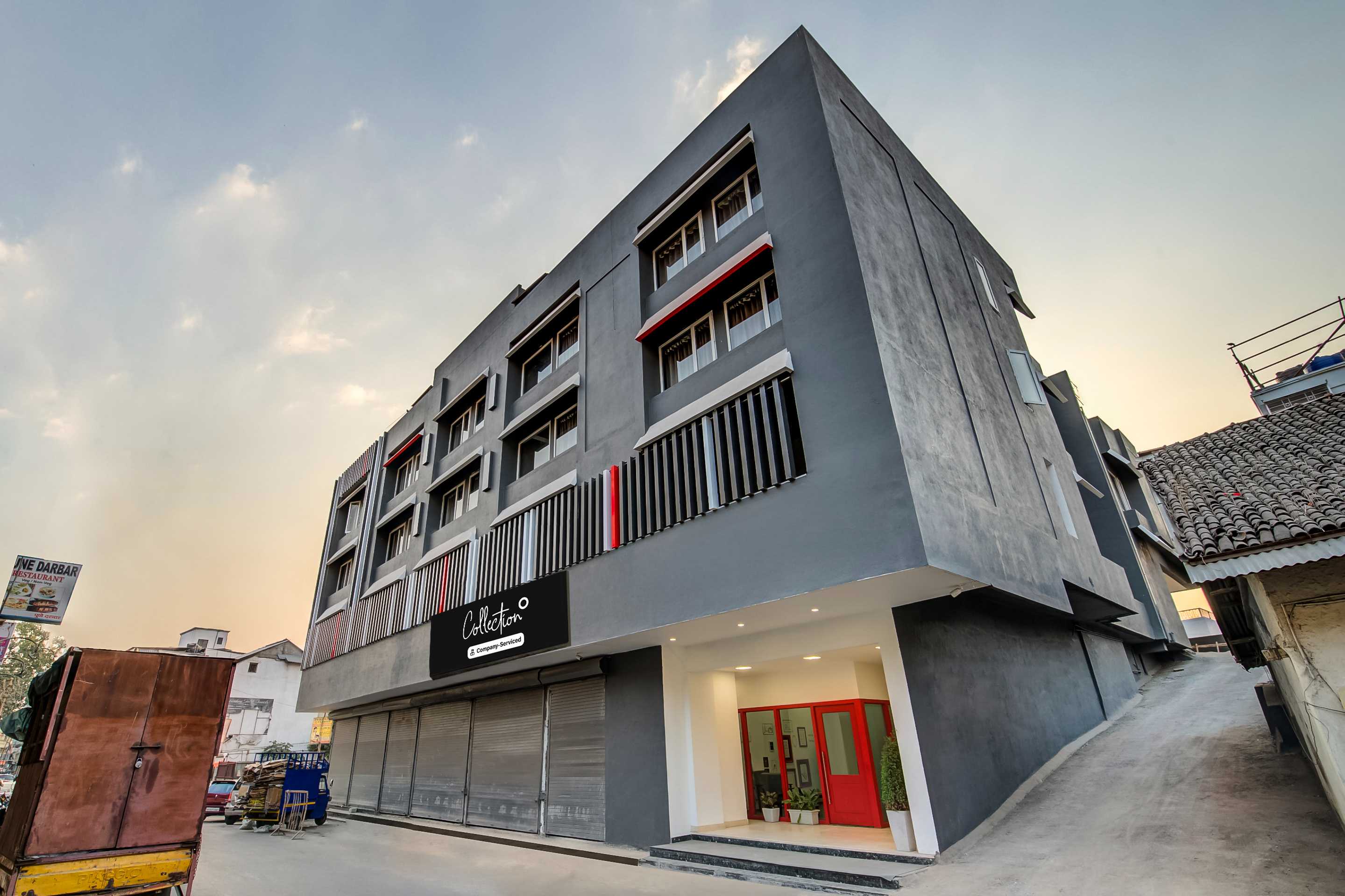 Townhouse Oak Pune Mandai Metro Station - Tap to explore photos