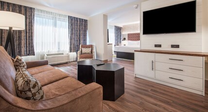 DoubleTree by Hilton Monroe Township Cranbury Room Type - 1 QUEEN JR SUITE