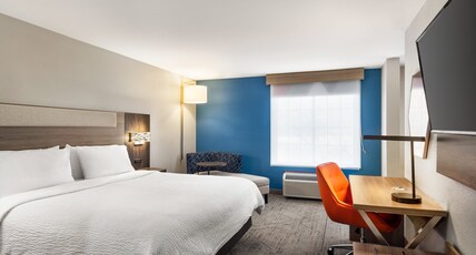 Holiday Inn Express Washington, an IHG Hotel Room Type - 1 King Standard Communications Mobility Accessible