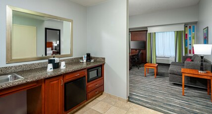 Hampton Inn & Suites by Hilton Mobile I-65@ Airport Blvd Room Type - 1KN HEARING ACC STUDIO NS