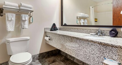 Best Western Plus Eau Claire Conference Center Room Type - 1 King Bed, Non-Smoking, Kitchenette, Mini Fridge, Sink, Wi-Fi, Full Breakfast