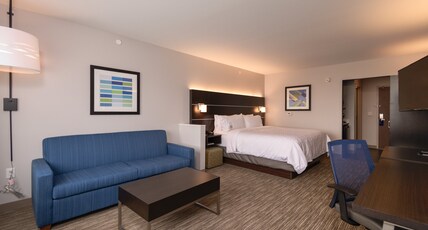 Holiday Inn Express & Suites Tulsa Downtown Room Type - 1 King 1 Bdrm Ste Mobil Access Roll Shwr