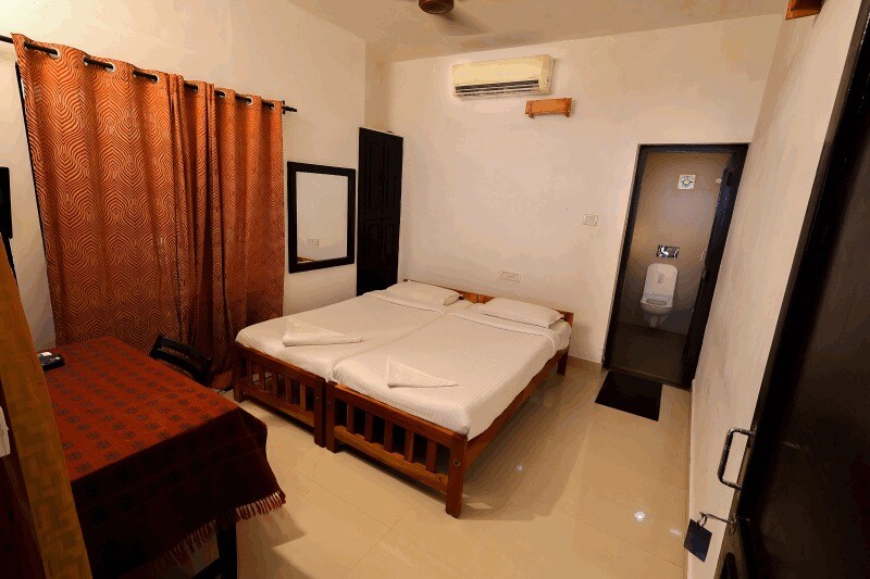 ILLIKKALAM LAKESIDE COTTAGES Kumarakom Kerala - Tap to explore photos