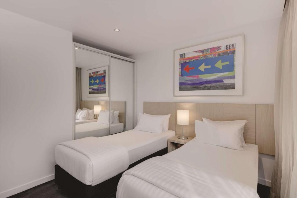 Travelodge Hotel Melbourne Docklands - Tap to explore photos