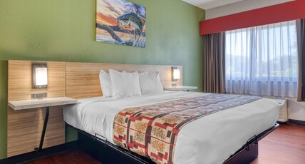 Best Western Lake Okeechobee Room Type - 1 King Bed, Non-Smoking, Downstairs, High Speed Internet Access, Microwave And Refrigerator, Desk, F Best Western Lake Okeechobee Room Type - 1 King Bed, Non-Smoking, Downstairs, High Speed Internet Access, Microwave And Refrigerator, Desk, F