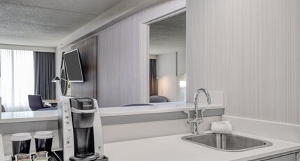Crowne Plaza Indianapolis Airport Room Type - 1 King Bed 1 Bedroom Suite