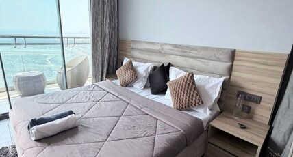 The Sunset Deck   River and City View Room Type - Bedroom