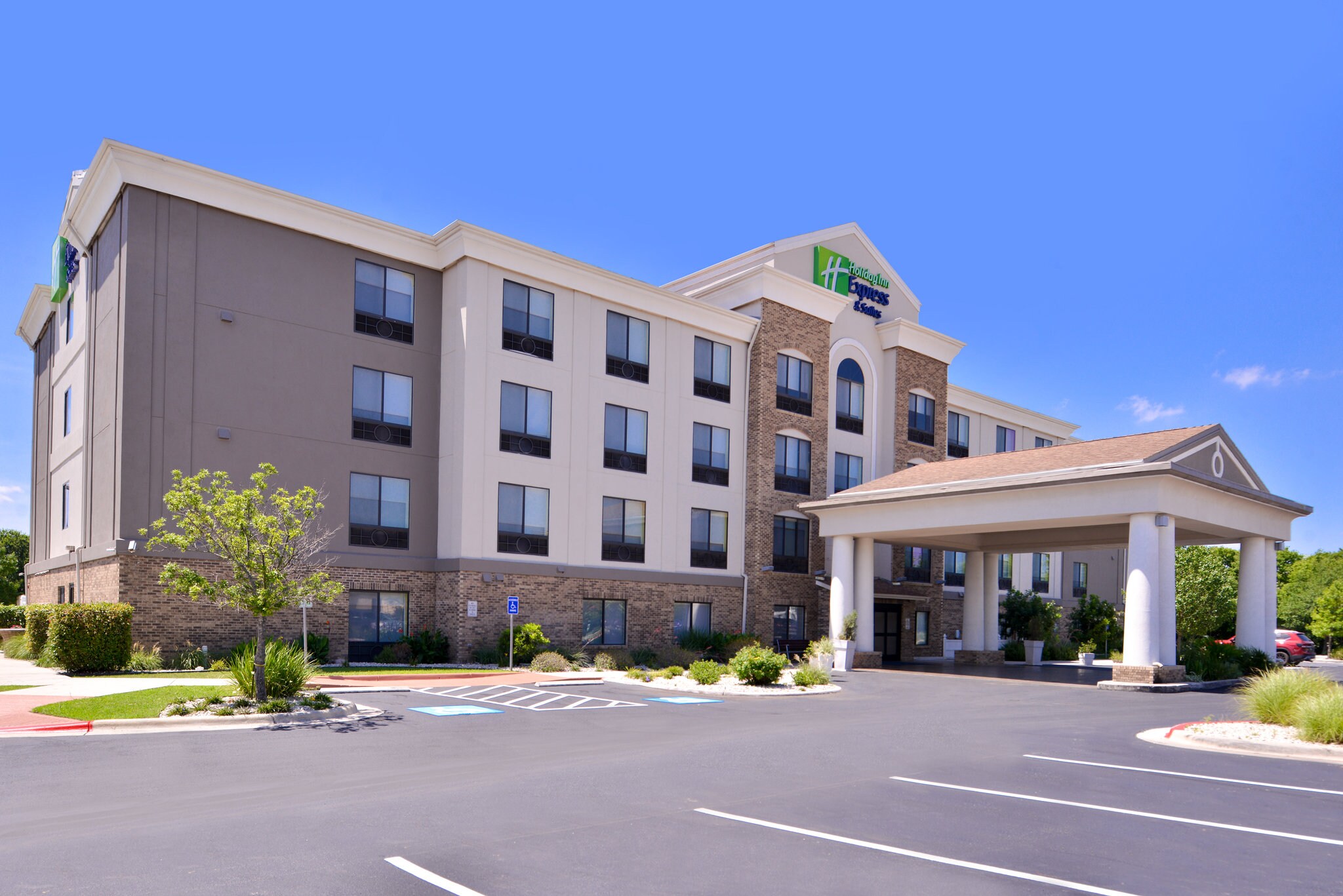 Holiday Inn Express Hotel & Suites Selma, an IHG Hotel - Tap to explore photos