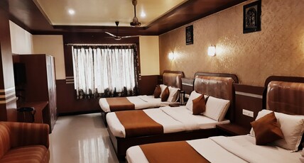 Hotel Vishal Plaza Room Type - FAMILY (6 SHARING) A.C