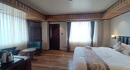 Tharchin Retreat Room Type - Deluxe Room with Balcony and Mountain View