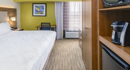 Holiday Inn Express SOUTHINGTON Room Type - 1 King Standard Small Room Microwave Minifridge