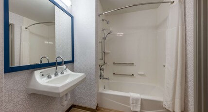 Hampton Inn St. Robert Room Type - 2 QNS ACCESSIBLE W TUB NS